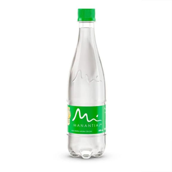 Agua manantial con gas